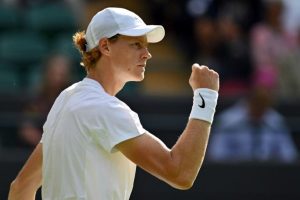 À Halle, Sinner s’en sort, pas Tsitsipas !