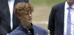ATP – Halle > Jannik Sinner après sa victoire en finale : « Ma petite amie, Anna, jouait aujourd&rsquo;hui en finale à Berlin et elle a perdu en ayant eu six balles de match. Je suis donc vraiment désolé pour elle »