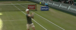 ATP – Halle, Vidéos > Le smash dos au filet exceptionnel d&rsquo;Hurkacz, même Sinner n&rsquo;en revient pas…
