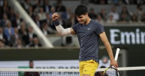 Alcaraz domine Tsitsipas et file en demi-finale – rts.ch