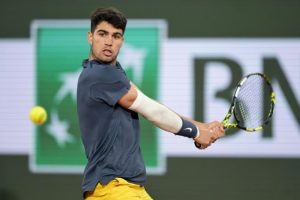 Alcaraz profite d’un Auger-Aliassime très décevant pour rejoindre Tsitsipas en quarts de Roland-Garros !