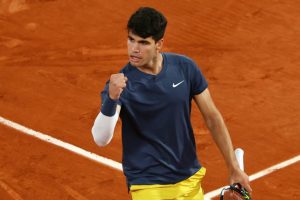 Alcaraz surclasse Tsitsipas et prend rendez-vous avec Sinner en demie