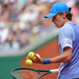 Alex de Minaur fait craquer Daniil Medvedev et rejoint les quarts de finale à Roland-Garros