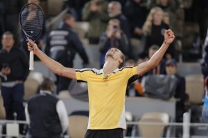 Alexander Zverev, miraculé, se qualifie pour les huitièmes de finale après sa victoire contre Tallon Griekspoor