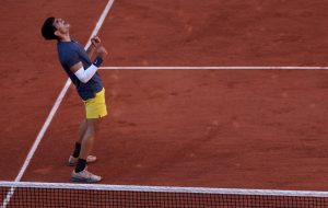 Carlos Alcaraz bat Jannik Sinner et se qualifie pour la finale