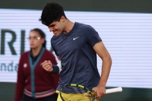 Carlos Alcaraz écarte Stefanos Tsitsipas en trois sets et rejoint Jannik Sinner en demi