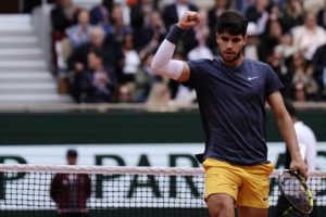Carlos Alcaraz expéditif se qualifie pour les quarts de finale et y rejoint Tsitsipas