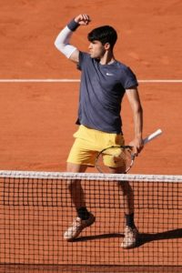 Carlos Alcaraz remporte une lutte de cinq sets face à Jannik Sinner et rejoint la finale