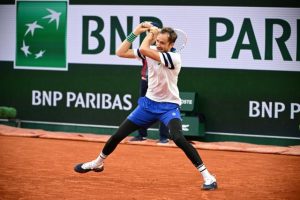 Daniil Medvedev se sort du piège Tomas Machac et se qualifie en huitièmes de finale de Roland-Garros