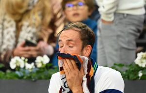 Djokovic souffre mais se qualifie, Daniil Medvedev est éliminé