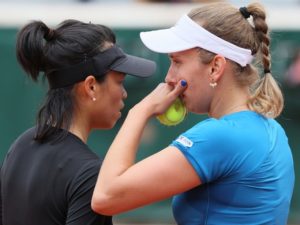 Elise Mertens prend la porte au deuxième tour en double