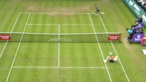 Exceptionnel: Jannik Sinner, nouveau n°1 mondial, fait une roulade avant d&rsquo;inscrire un point d&rsquo;anthologie