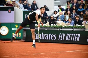 Félix Auger-Aliassime domine Ben Shelton et file en huitièmes de finale