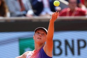 Iga Swiatek triomphe de Coco Gauff en demi et briguera un quatrième titre à Roland-Garros