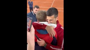 « Il m’a pris dans ses bras, c’était fou », la belle histoire du jeune fan de Djokovic, resté jusqu’à 3h du matin sur le court Central