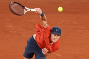 Jannik Sinner cède son premier set, puis déroule face à Corentin Moutet et file en quarts