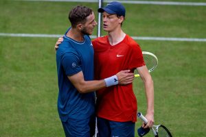 Jannik Sinner passe de justesse en demi-finale