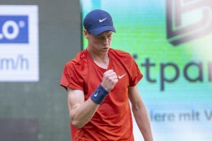 Jannik Sinner titré à Halle pour son premier tournoi comme numéro 1 mondial
