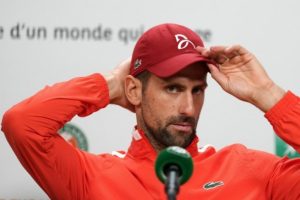 « Je ne sais pas si je pourrai jouer » en quarts, dit Djokovic, blessé à un genou