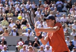 Le N.1 mondial du tennis Jannik Sinner jouera aussi le double à Paris