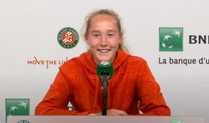 Mirra Andreeva au secours d&rsquo;une coccinelle à Roland-Garros