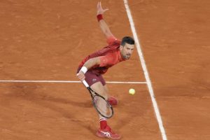 Novak Djokovic qualifié pour les huitièmes de finale après cinq sets épiques face à Lorenzo Musetti