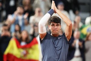 Roland-Garros : Alcaraz ne laisse aucune chance à Tsitsipas et défiera Sinner en demi-finale