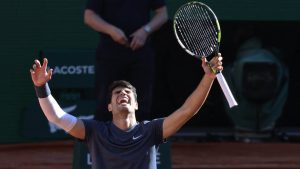 Roland-Garros : Carlos Alcaraz ouvre sa propre voie ! L’Espagnol, tombeur de Sinner, affrontera Zverev en finale