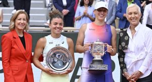 Roland Garros > Evert (présente pour remettre la coupe à Swiatek) : « C&rsquo;était au tour de Navratilova mais comme c&rsquo;était le 50e anniversaire de ma première victoire, Martina m&rsquo;a demandée de me joindre à elle »