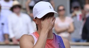 Roland Garros > L&rsquo;émotion de Swiatek après son nouveau sacre à Paris : « Oh mon dieu… Désolée. J&rsquo;ai failli sortir au deuxième tour contre Osaka, alors je vous remercie de m&rsquo;avoir soutenue et d&rsquo;être restés avec moi »