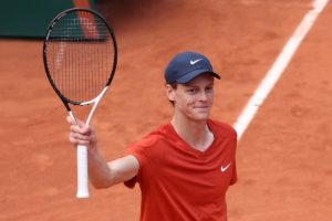 Roland-Garros: Sinner fête sa place de N.1 en fonçant vers sa première demi-finale