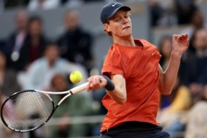 Roland-Garros: Sinner garde la tête froide contre Moutet et se hisse en quarts