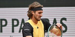 Roland Garros > Surclassé par Alcaraz en quarts de finale, Tsitsipas se console comme il peut