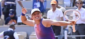 Roland Garros > Swiatek sur les traces de Nadal ? « On verra dans 14 ans si le parcours est similaire mais je ne m&rsquo;attendrais jamais à ce que quelqu&rsquo;un me compare à Rafa parce que pour moi, il est au-dessus de tout le monde et c&rsquo;est une véritable légende »