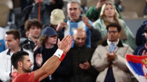 Roland-Garros : « Tu dois dormir mon petit… » Novak Djokovic gagne son match à 3h06 du matin, la programmation des rencontres pointée du doigt
