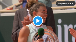 Roland Garros, Vidéos > Paolini aidée par Swiatek lors de son discours, l’image qui en dit long après la finale !