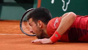 Roland-Garros: une nouvelle fois renversant mais touché au genou, Novak Djokovic laisse planer le doute quant à la suite du tournoi