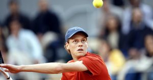 Sinner perd un set avant de dérouler et rejoint les quarts – rts.ch