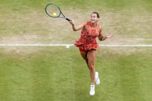 Touchée à une épaule, Aryna Sabalenka pas certaine de disputer Wimbledon