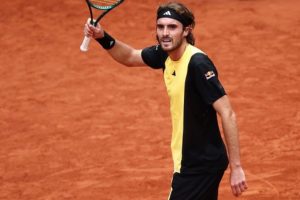 Tsitsipas premier qualifié pour les quarts de finale après un début de match difficile