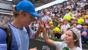 VIDEO. Roland-Garros : « C’est mon meilleur fan ici ! » La fabuleuse aventure de Paul, 14 ans, devenu le porte-bonheur d’Alex de Minaur