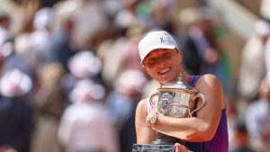 VIDEO. Roland-Garros : Iga Swiatek remporte son quatrième titre porte d’Auteuil en surclassant l’Italienne Jasmine Paolini en finale