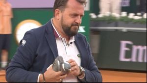 VIDEO. Roland-Garros : un pigeon percute le toit du Suzanne-Lenglen et chute sur le court en plein match, la rencontre de Medvedev interrompue