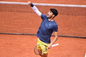 Vainqueur d&rsquo;Auger-Aliassime, Alcaraz rejoint Tsitsipas en quarts de finale à Roland-Garros