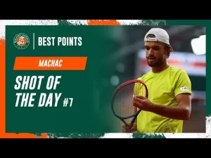 Vidéo: L&rsquo;incroyable passing-shot de Machac contre Medvedev. C&rsquo;est le meilleur point de la 7ème journée de Roland-Garros.