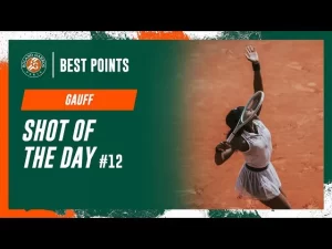 Vidéo: Regardez le lob parfait de Gauff contre Swiatek. C&rsquo;est le point du jour lors de la 12ème journée à Roland-Garros.