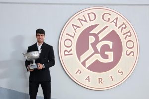 Voici le résultat de la séance photo de Carlos Alcaraz avec son trophée à RG