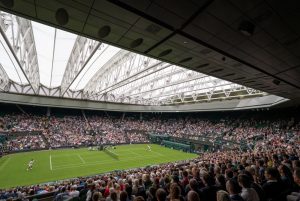 Wimbledon > « Les fans britanniques sont un peu différents des fans français. Nous ne ressentons pas le besoin d&rsquo;interdire l&rsquo;alcool en tribunes », déclare un membre du All-England Club