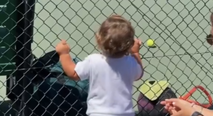 ATP, Insolite, Vidéos > Khachanov au service, son fils, encore en couche, se marre comme une baleine
