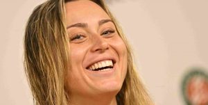 ATP – WTA > Paula Badosa sur son petit ami, Stefanos Tsitsipas : « Je dirais peut-être que je souffre davantage dans sa box en le regardant jouer que sur le court parce que je ne peux rien faire pour l&rsquo;aider »